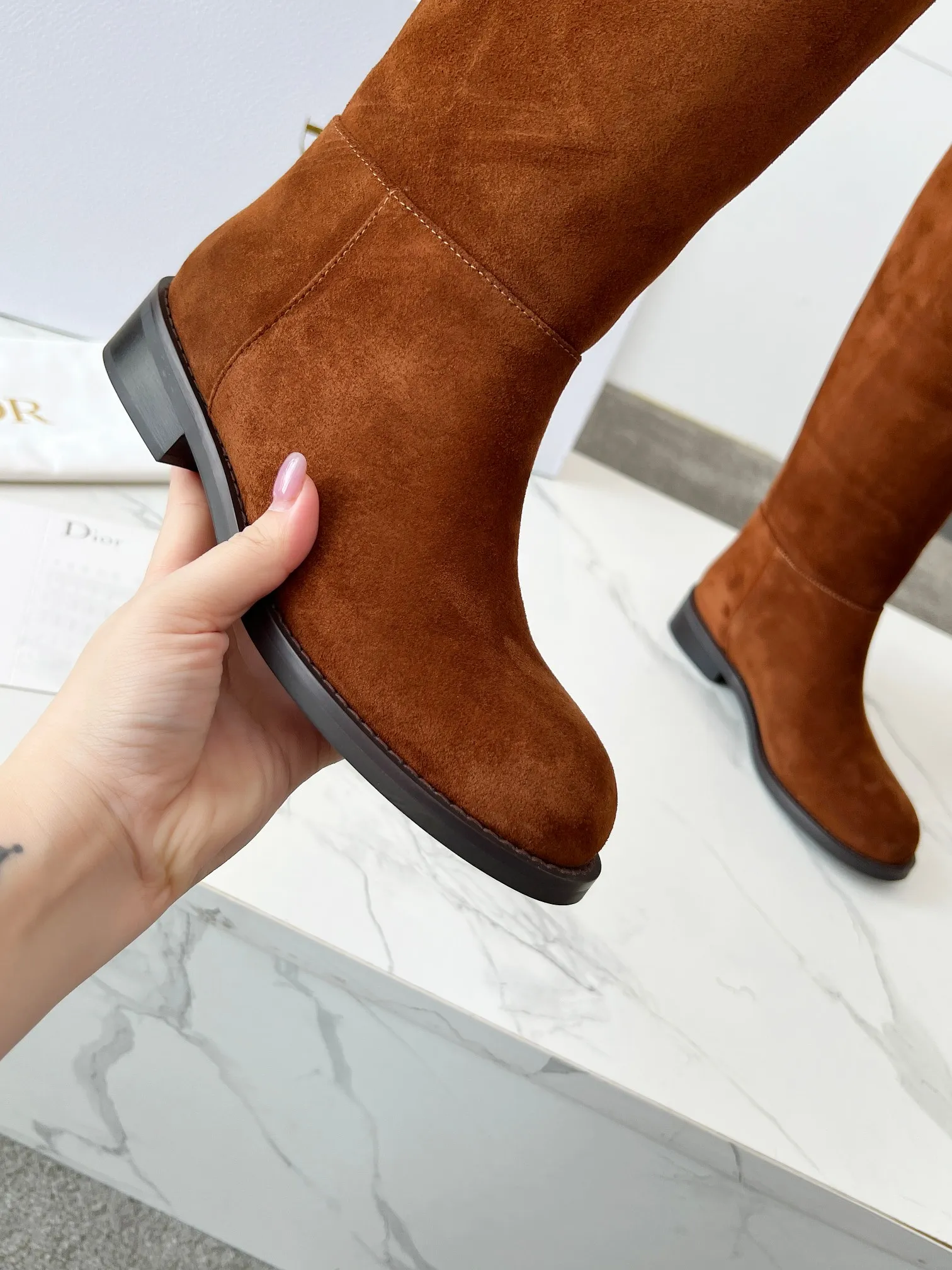 👟👟Ex-factory price 820👟👟 Dior 2025ss retro British style brogue new knight boots 👢👢 萱-shaped versatile thin feet yyds. The shape is three-dimensional and full, handsome and comfortable on the feet. A very retro style, full of aura single product, very novel design style, perfect details, cool and trendy 💯 trendy outsole, Inner lining: beef ribs Size: 35-40 (customized size 40-41)